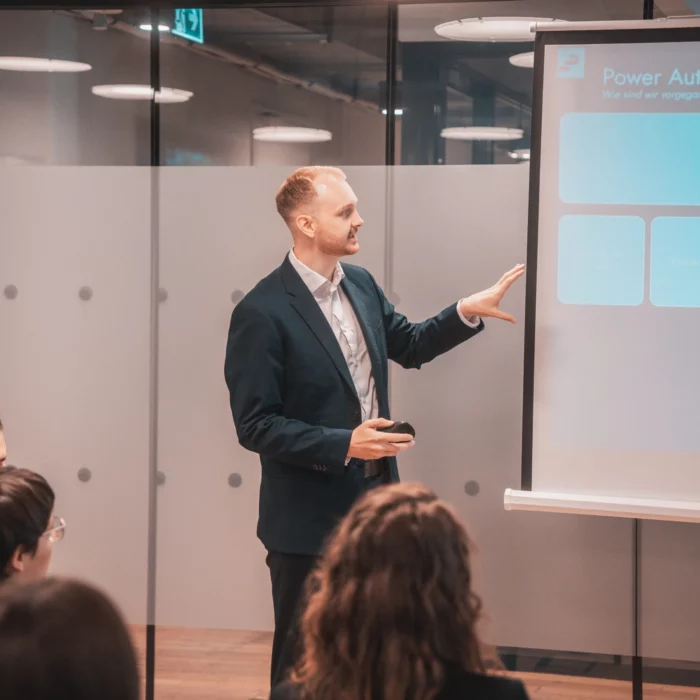 Präsentation zu Power Automate in der Kommunalverwaltung vor Publikum
