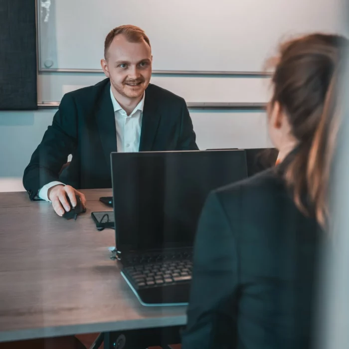 Beratungsgespräch am Laptop im Büro von public.consulting