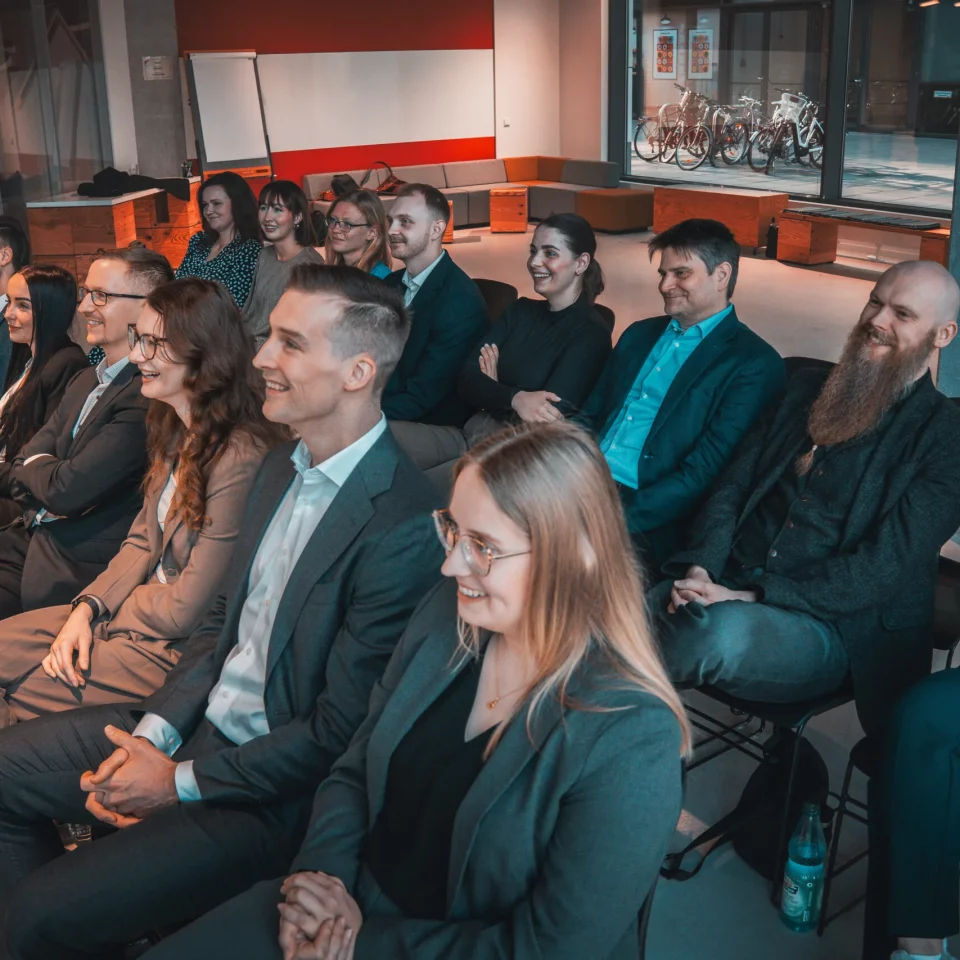 Team von public.consulting sitzt gemeinsam bei einer internen Veranstaltung im Büro