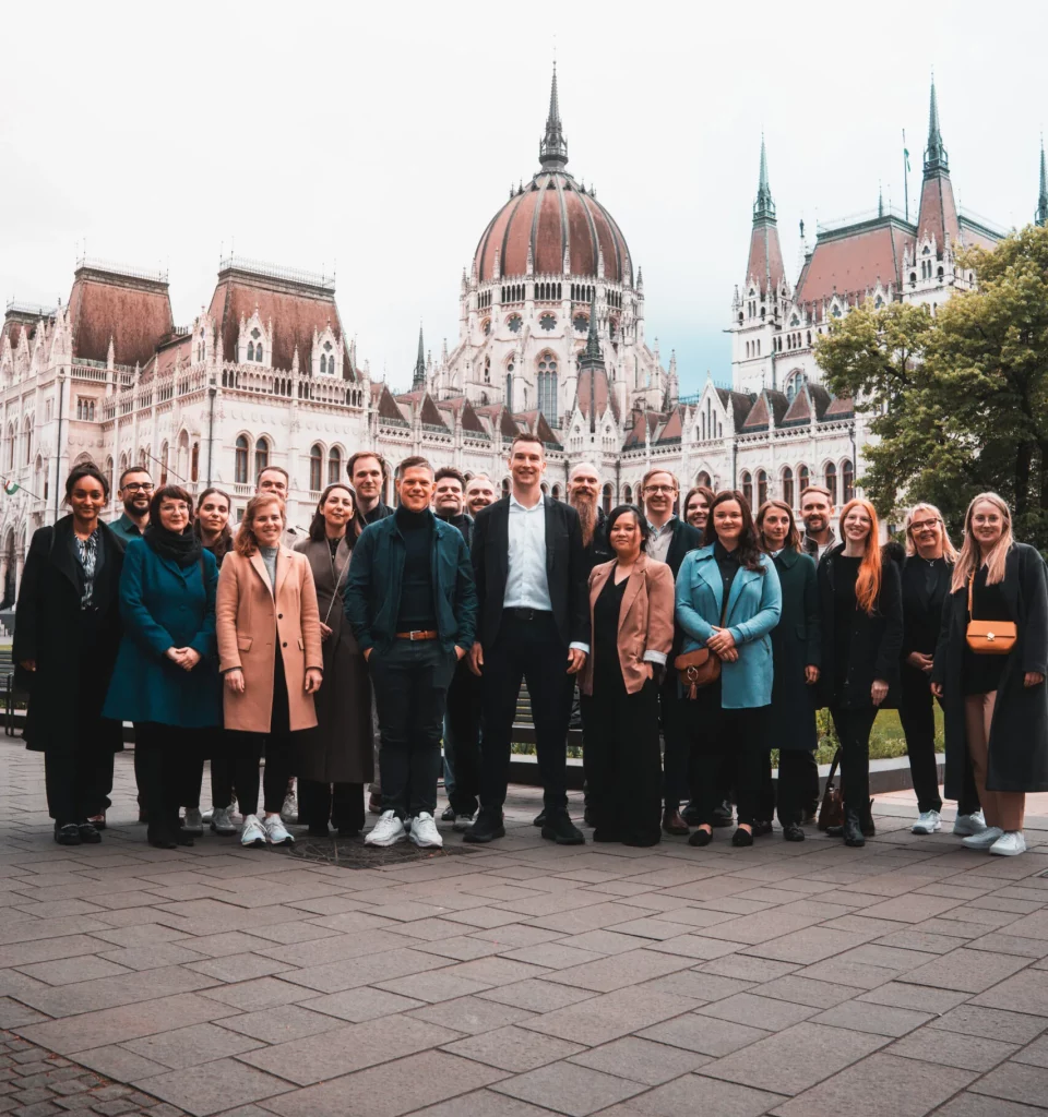 Gruppenfoto des public.consulting-Teams vor dem Parlamentsgebäude in Budapest
