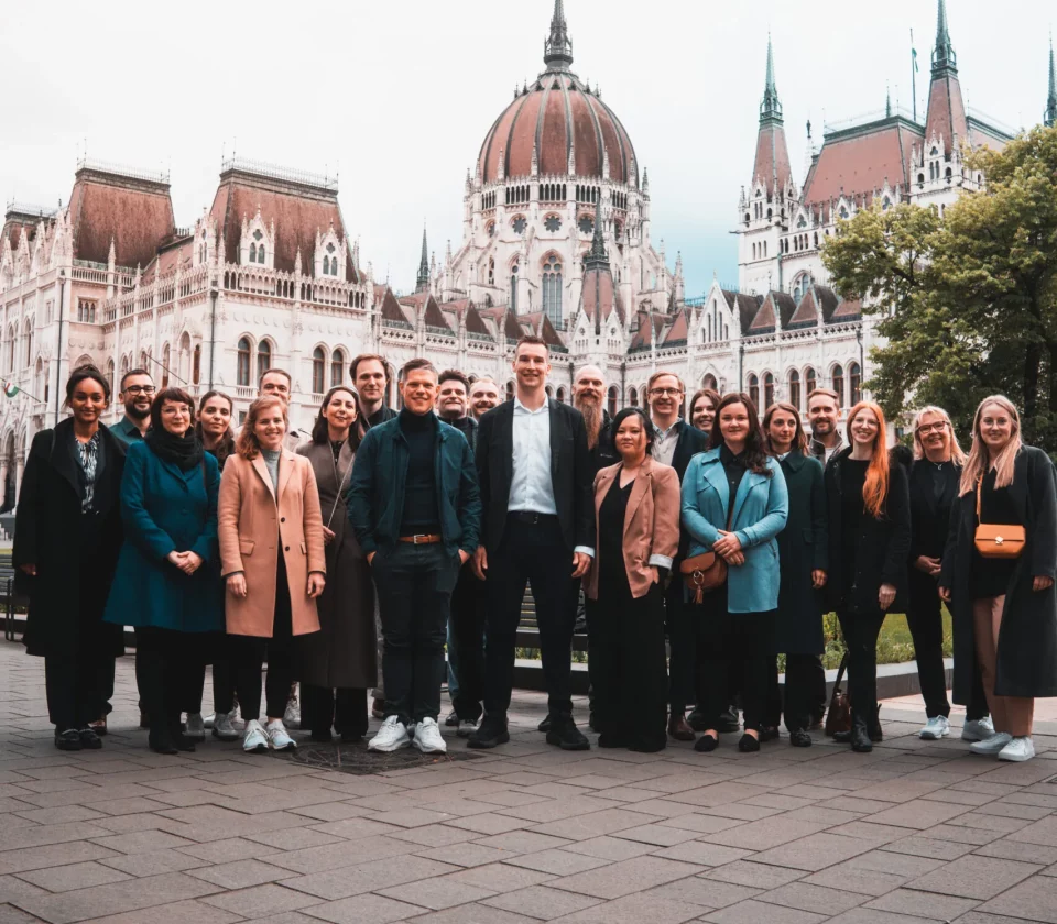 Gruppenfoto des public.consulting-Teams vor dem Parlamentsgebäude in Budapest